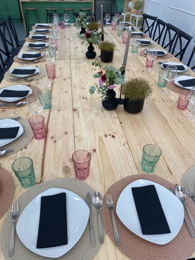 Mesa imperial montada para evento gastronómico