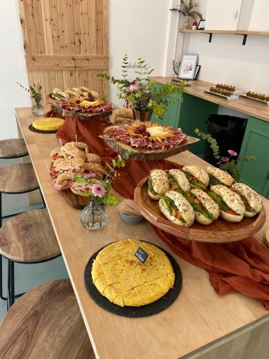 Espacio preparado para reunión de amigas en cumpleaños íntimo