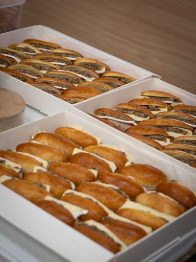 Detalle de bocatines de solomillo con queso roquefort preparados para vino de honor