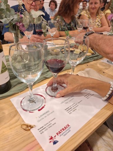 Degustación de vinos durante un encuentro de la Asociación Vecinal de Patraix
