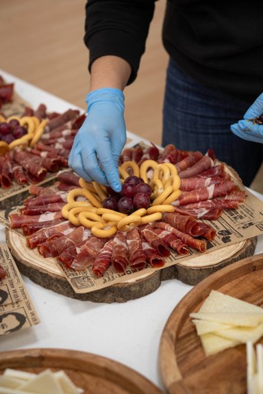 Equipo organizando mesas y distribución de aperitivo antes de la llegada de invitados