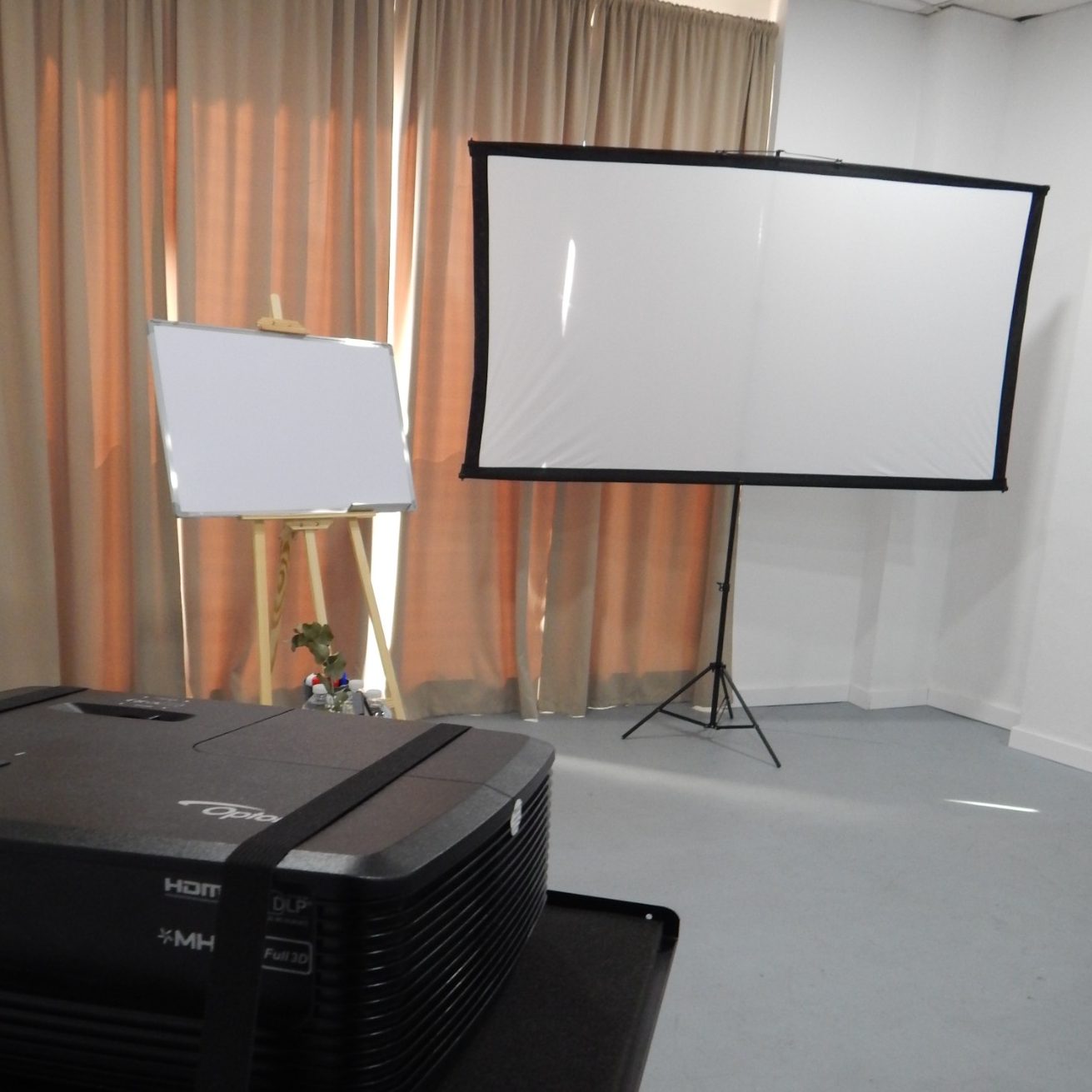 sala equipada para reuniones de trabajo sala equipada para reuniones de trabajo