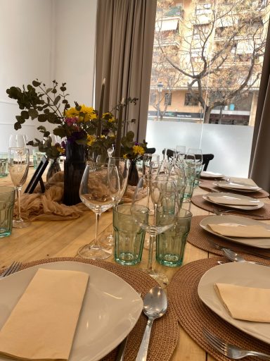 Detalle de mesa montada para comida de bodas de oro en salón privado