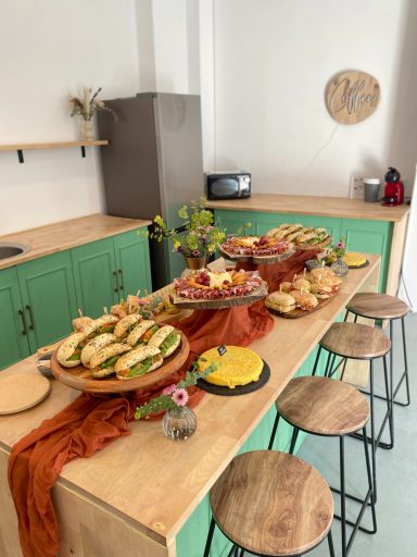Aperitivo tipo cóctel preparado para 18 cumpleaños en espacio privado