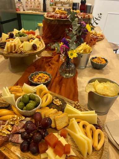 Ambiente de comida tranquila en bodas de oro con familia cercana