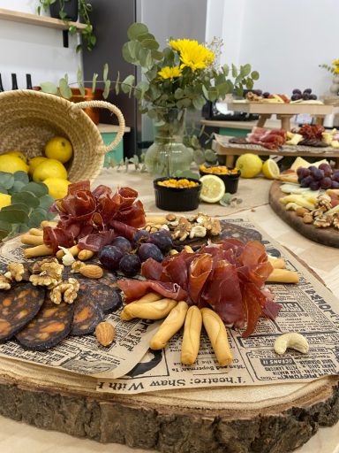 Presentación de aperitivos en salón de eventos