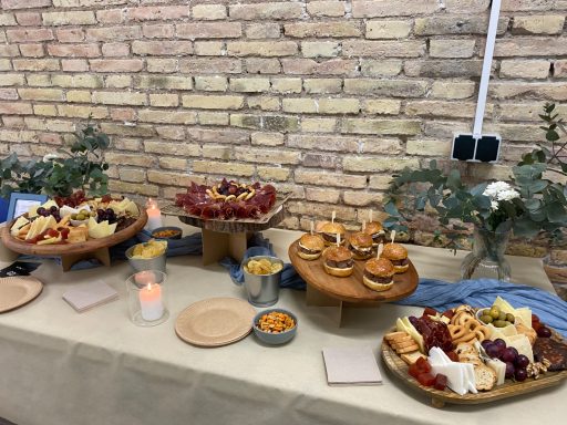 Mini hamburguesas y bocatines de solomillo al roquefort preparados para catering de bautizo en Valencia