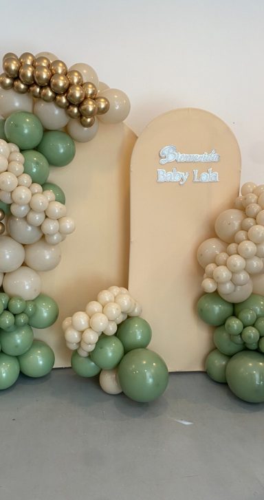 decoración baby shower con globos y flor natural