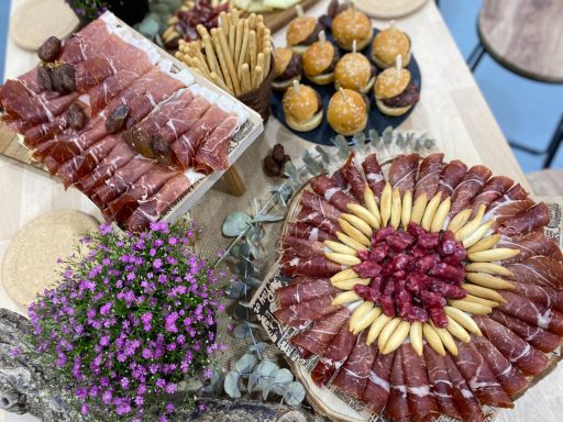 Presentación de arroz y aperitivos personalizados para evento especial