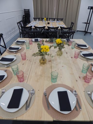 Mesa preparada para formación en grupo reducido