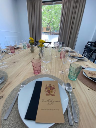 Mesa preparada para experiencia gastronómica