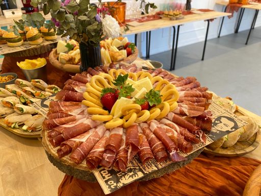 Mesa de aperitivos preparada para celebración privada de 50 cumpleaños