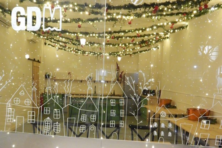 alquiler espacio para cenas de empresa en Valencia escaparate decorado de Navidad en Valencia