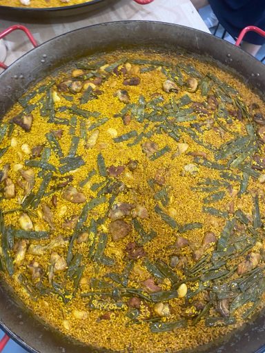 Arroz preparado para comunión organizada por GDM en Valencia