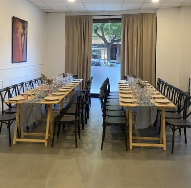 Montaje de mesas para una celebración privada en GDM Salón de Eventos