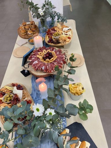 Servicio de aperitivo reforzado para bautizo con formato autoservicio y decoración cuidada en celebración privada