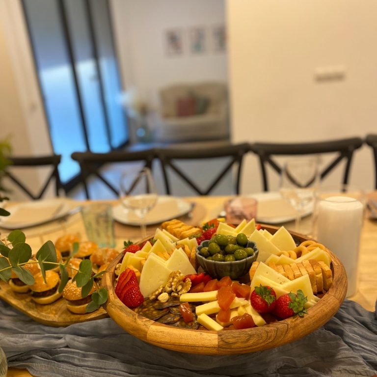 salón preparado para cumpleaños con amigos