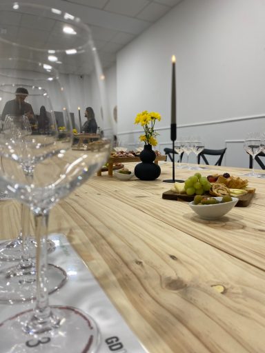 Montaje de mesa para degustación de vinos