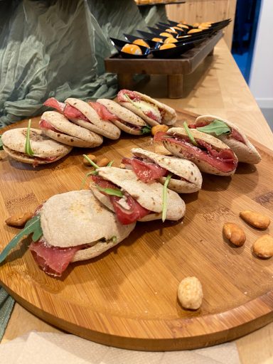 Presentación de aperitivos para cumpleaños familiar en salón de eventos