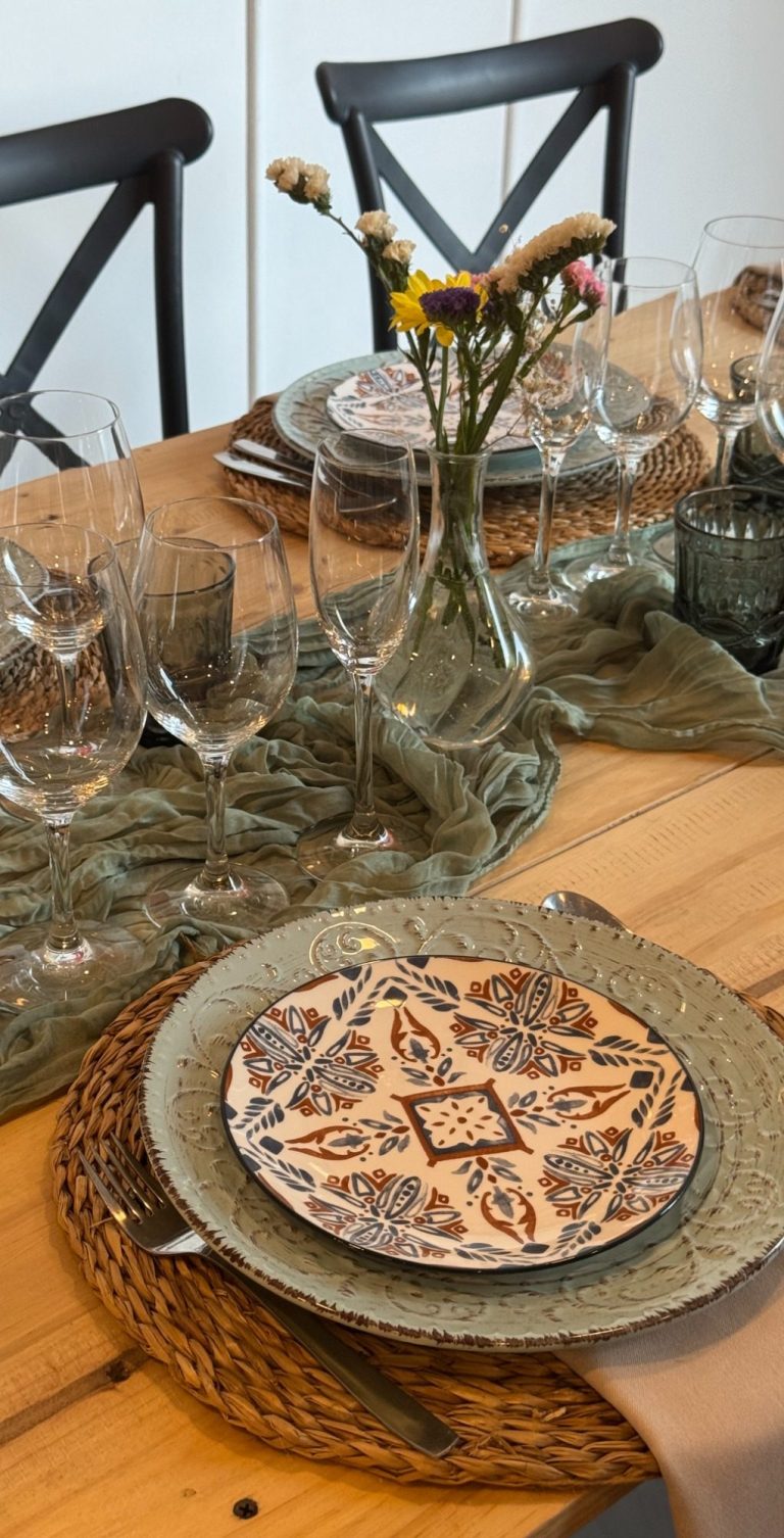 Mesa elegante con vajilla especial para evento privado