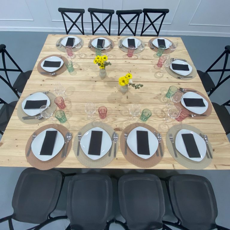 Mesa pequeña dispuesta para 12 comensales