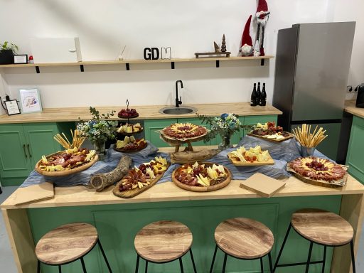 Aperitivos dispuestos para evento self service