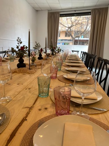 Montaje de mesa imperial larga preparada para 50 cumpleaños en salón privado en Valencia