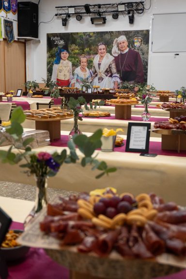 Montaje completo de aperitivo tipo cóctel para 140 personas en evento fallero en espacio externo