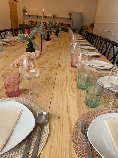 Salón GDM montado para cumpleaños con espacio preparado para comida y posterior karaoke