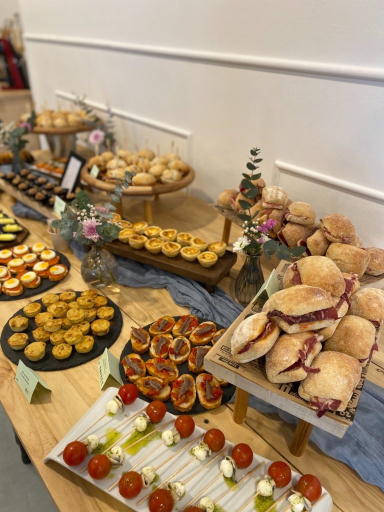 Montaje tipo cóctel en GDM salón de eventos en Valencia con nuevo menú cóctel y referencias gastronómicas presentadas en formato informal