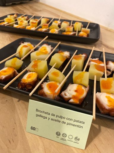 Presentación de aperitivos en salón de eventos