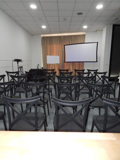Ambiente neutro para evento corporativo