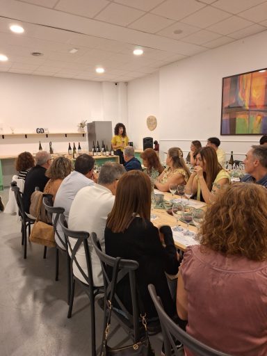 Sommelier guiando una cata de vinos para los comercios del barrio