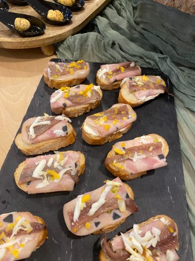 Mesa gastronómica con selección de aperitivos para evento familiar en GDM